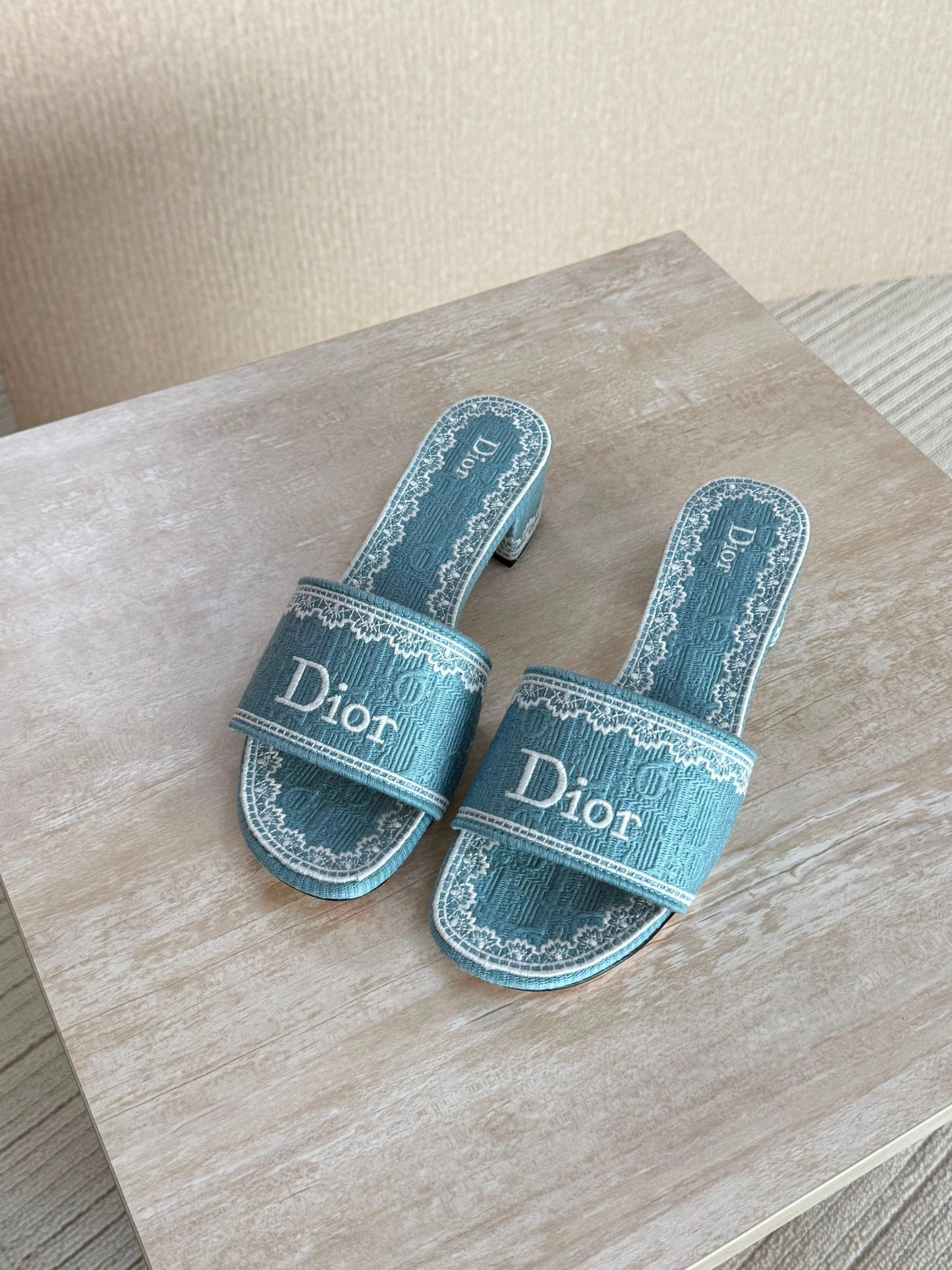 DIOR