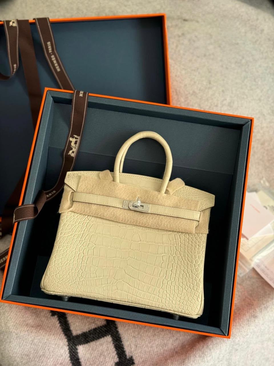 Hermès Birkin
Crocodile Leather🐊
Handmade Quality
With Original Box