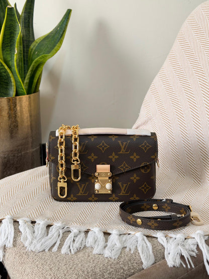 LV Pochette Métis 21 CM