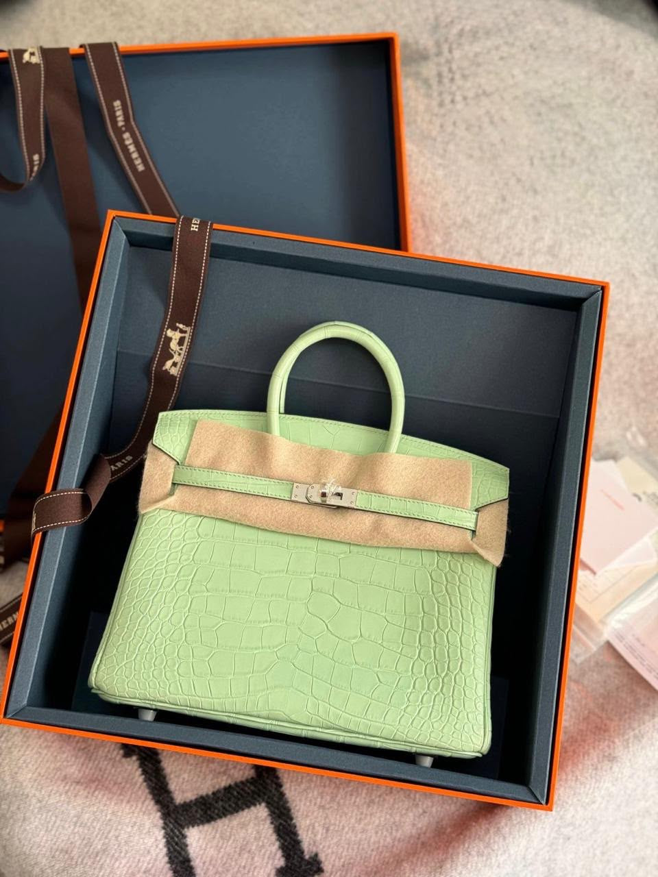 Hermès Birkin
Crocodile Leather🐊
Handmade Quality
With Original Box