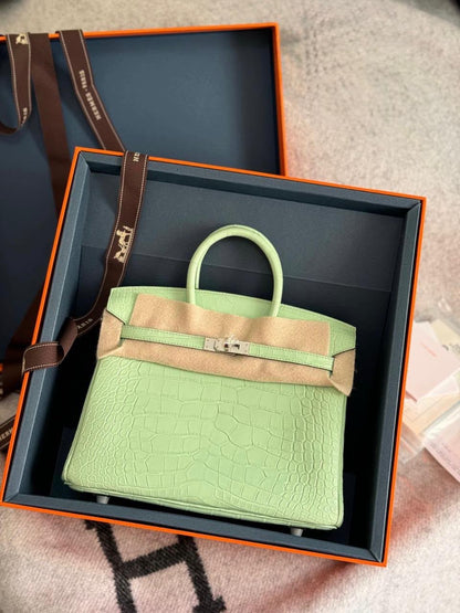 Hermès Birkin
Crocodile Leather🐊
Handmade Quality
With Original Box