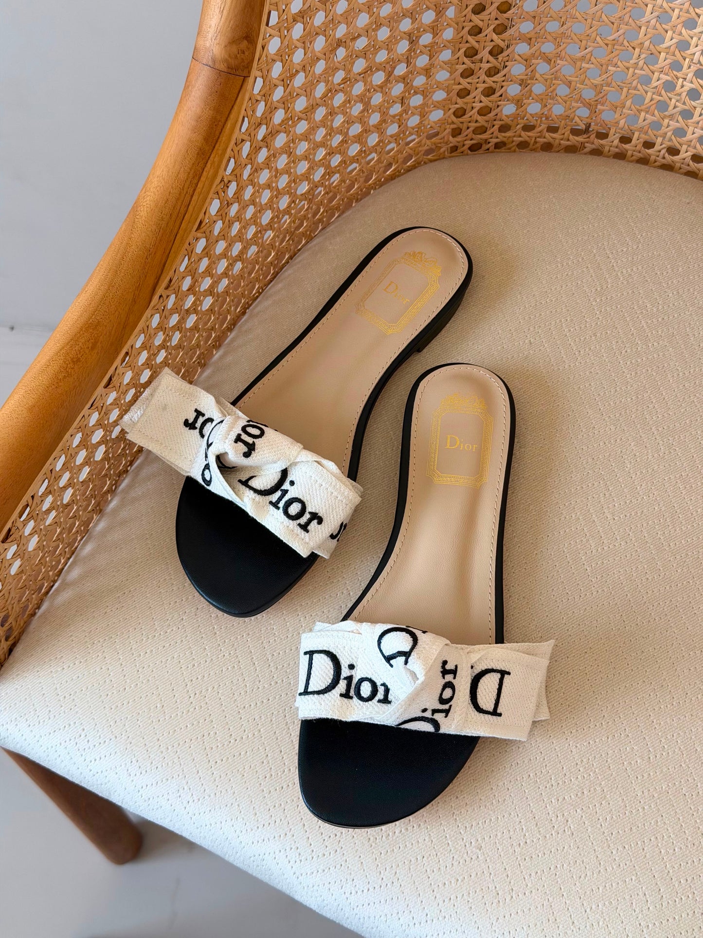 DIOR