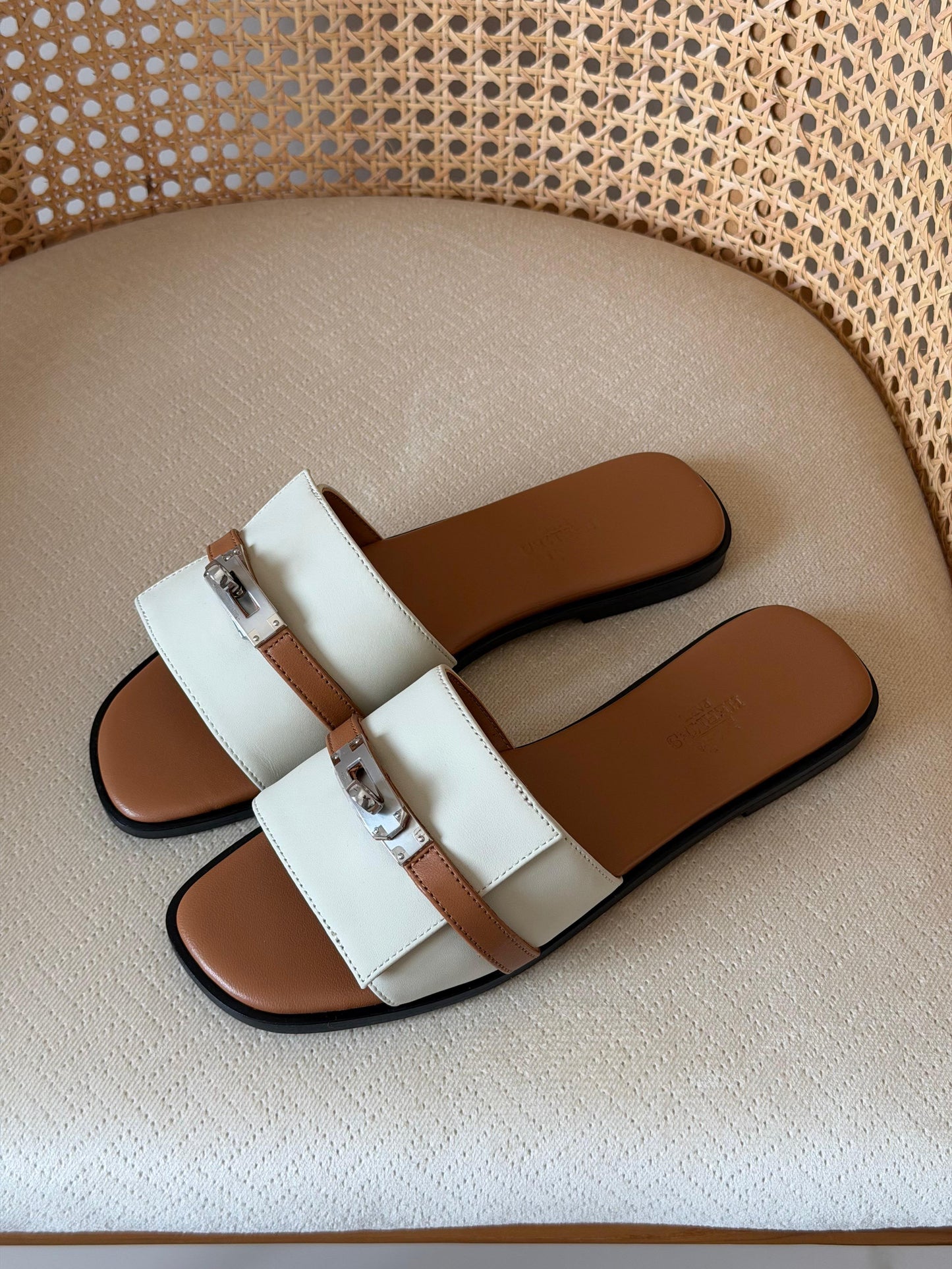 Hermès bicolor calfskin Giulia flat sandal