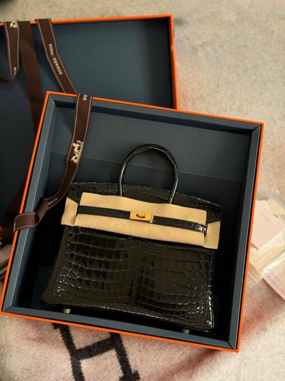 Hermès Birkin
Crocodile Leather🐊
Handmade Quality
With Original Box