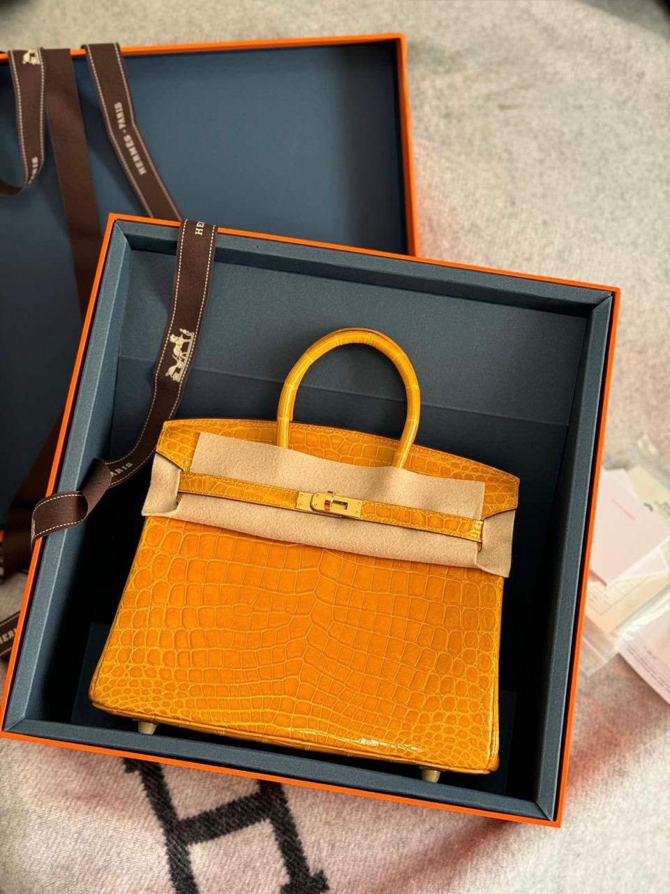 Hermès Birkin
Crocodile Leather🐊
Handmade Quality
With Original Box