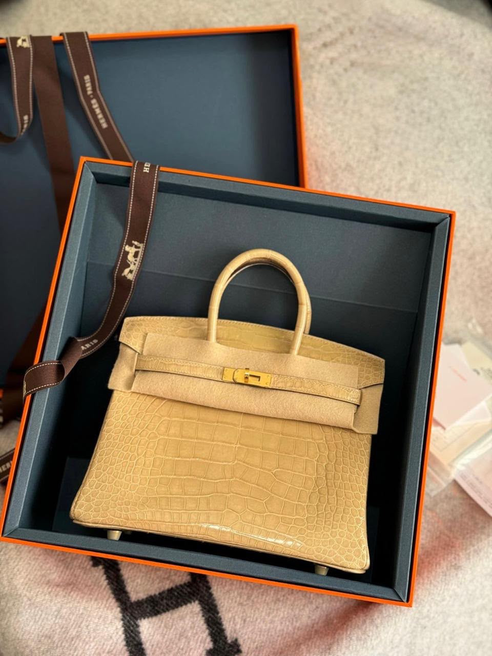 Hermès Birkin
Crocodile Leather🐊
Handmade Quality
With Original Box