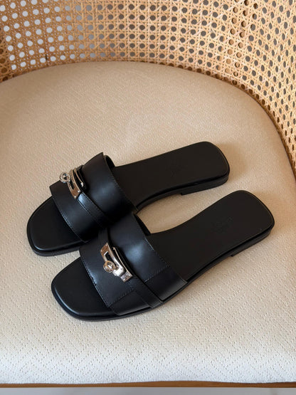 Hermès bicolor calfskin Giulia flat sandal