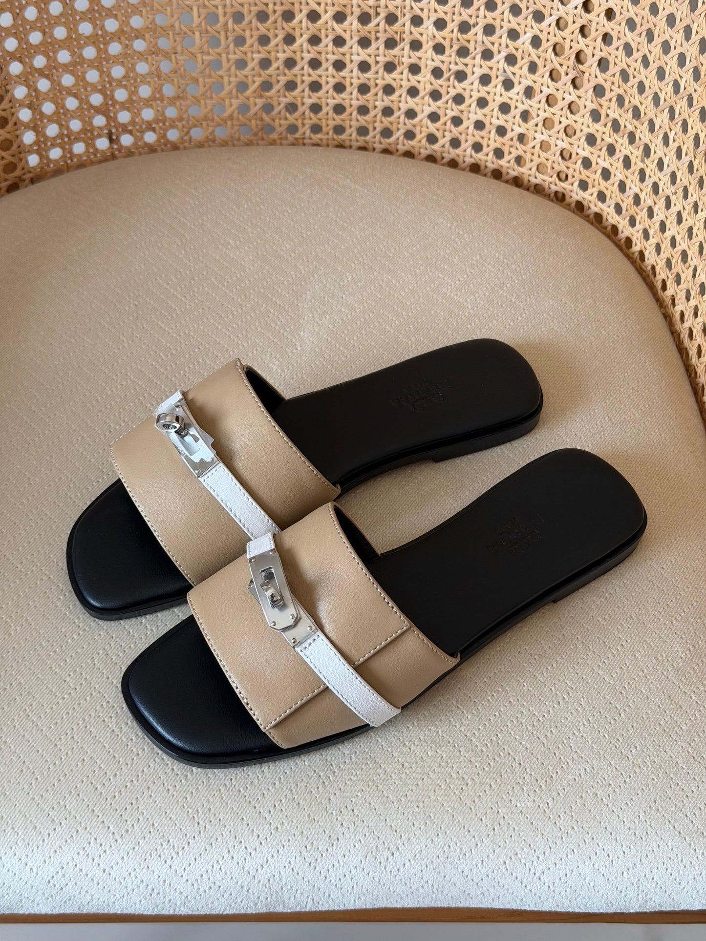 Hermès bicolor calfskin Giulia flat sandal