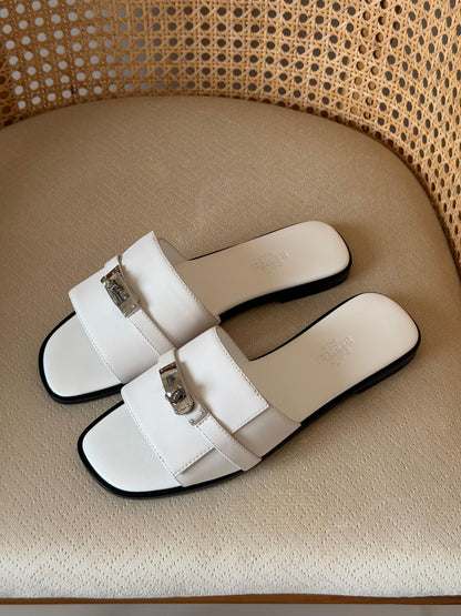 Hermès bicolor calfskin Giulia flat sandal