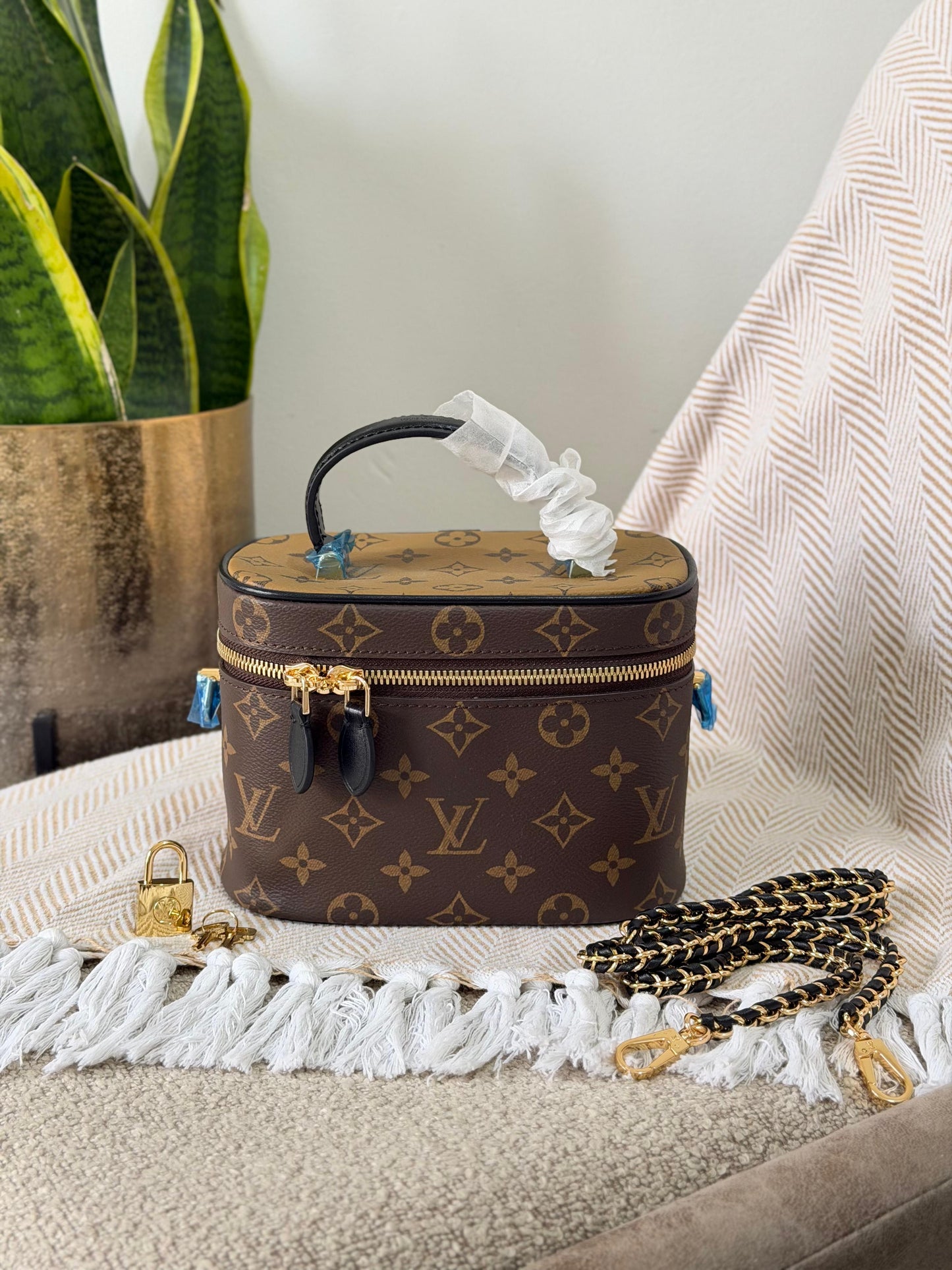 LV makeup  bag 18 CM