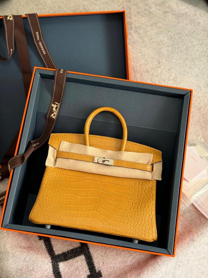 Hermès Birkin
Crocodile Leather🐊
Handmade Quality
With Original Box