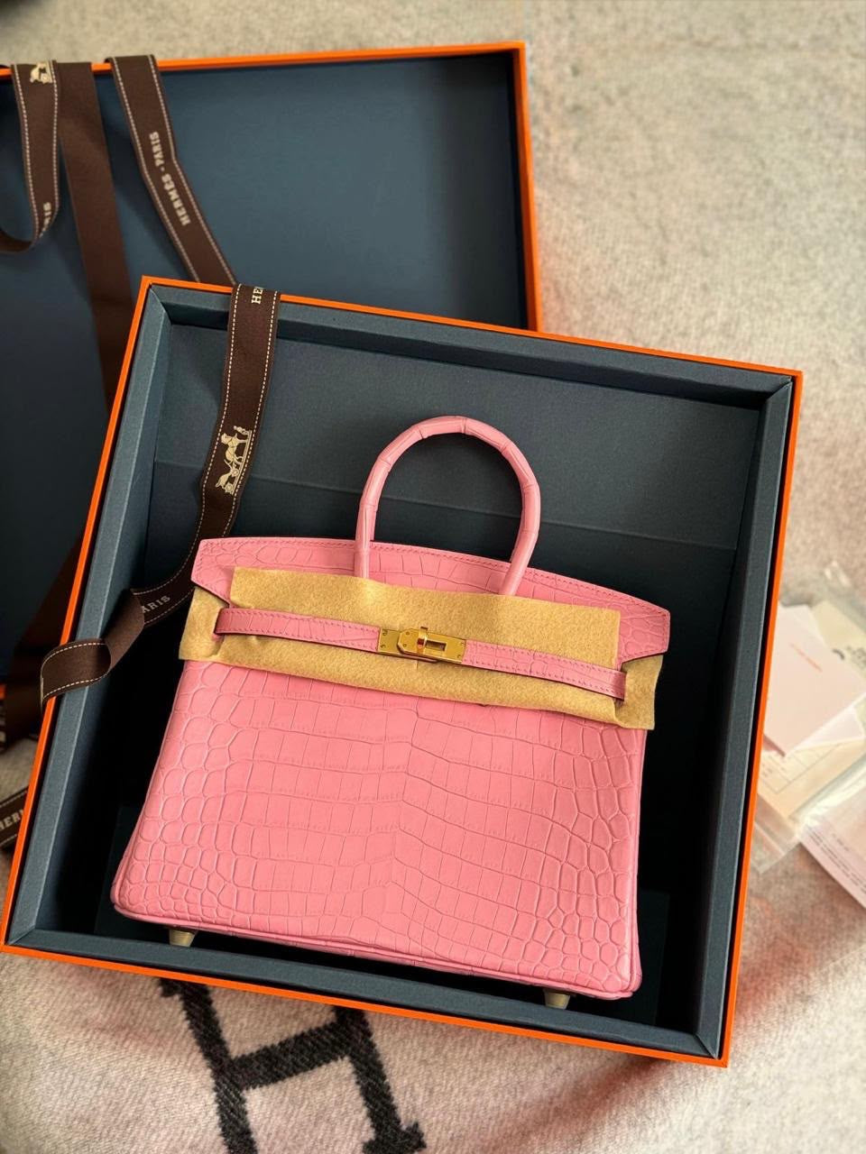 Hermès Birkin
Crocodile Leather🐊
Handmade Quality
With Original Box