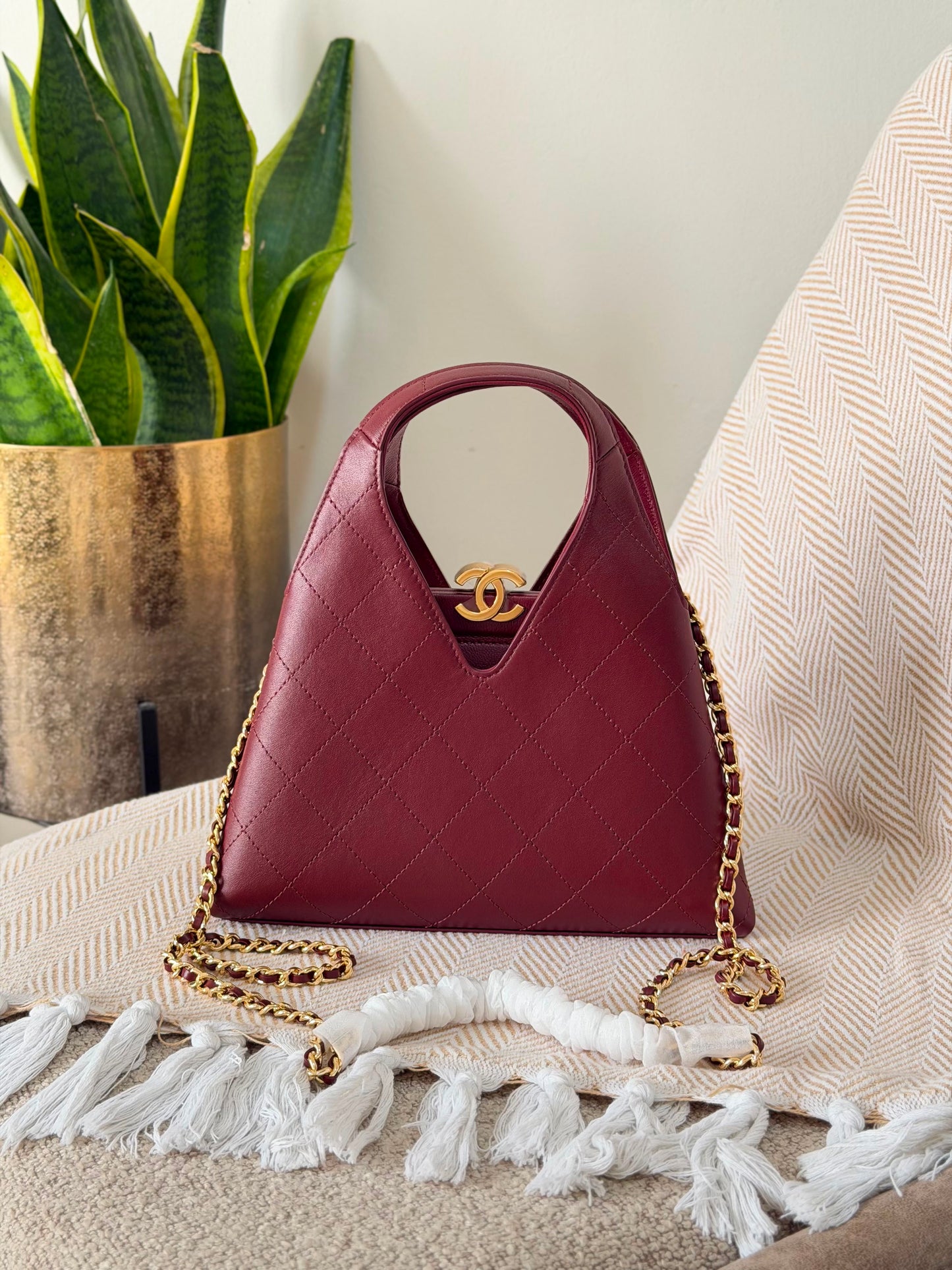 Chanel Chic Lady V-tote 22 CM