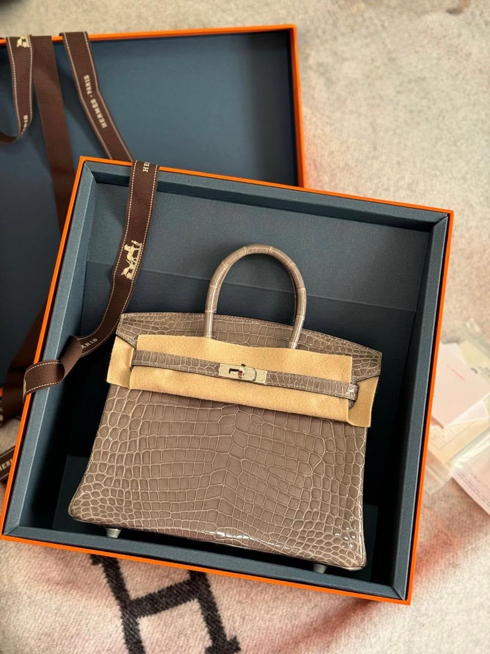 Hermès Birkin
Crocodile Leather🐊
Handmade Quality
With Original Box