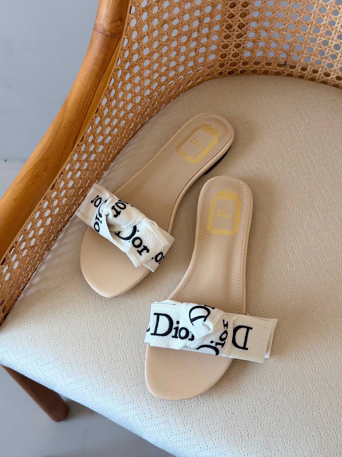 DIOR