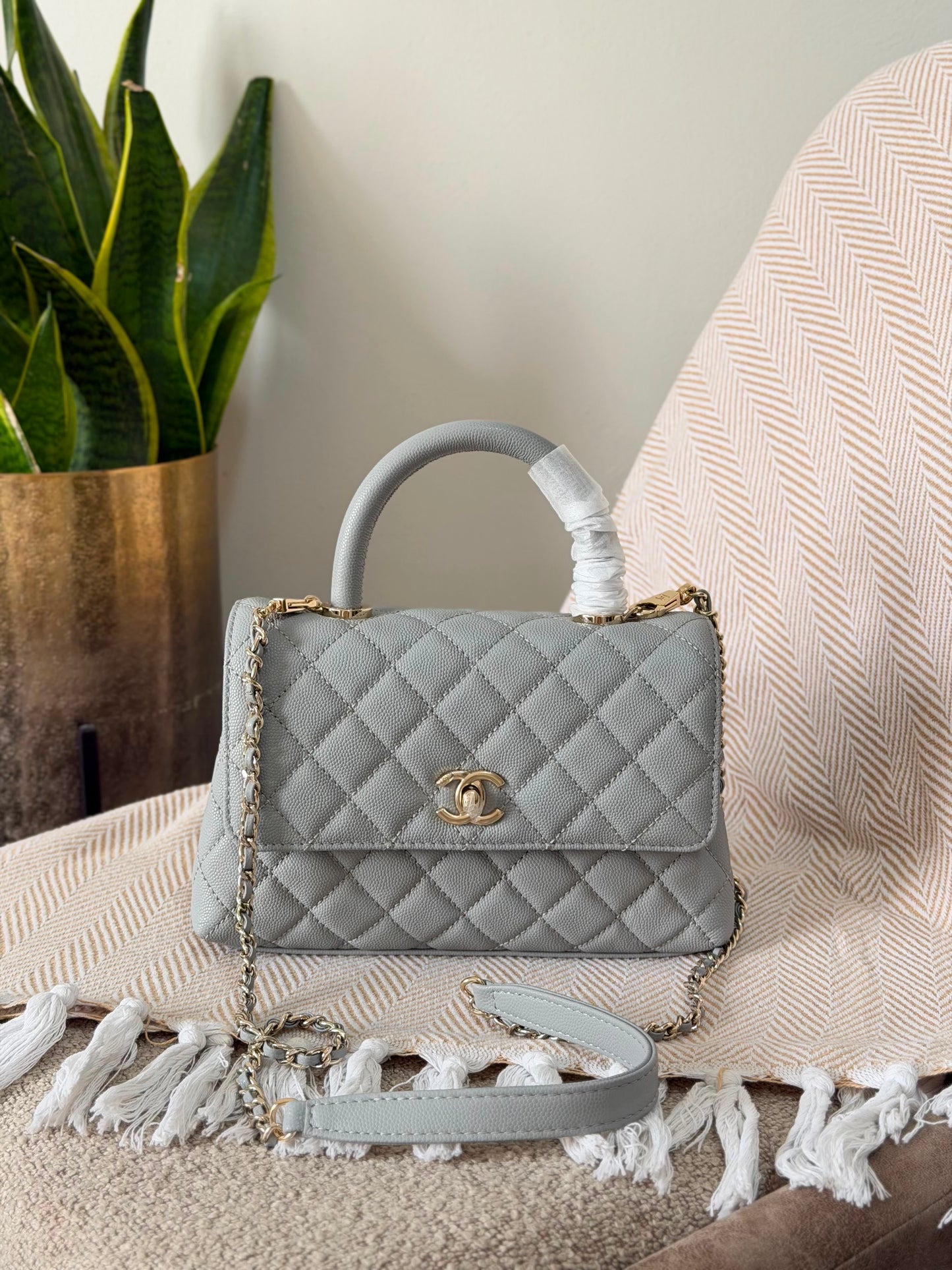 CHANEL caviar leather coco handle flap bag 23 CM