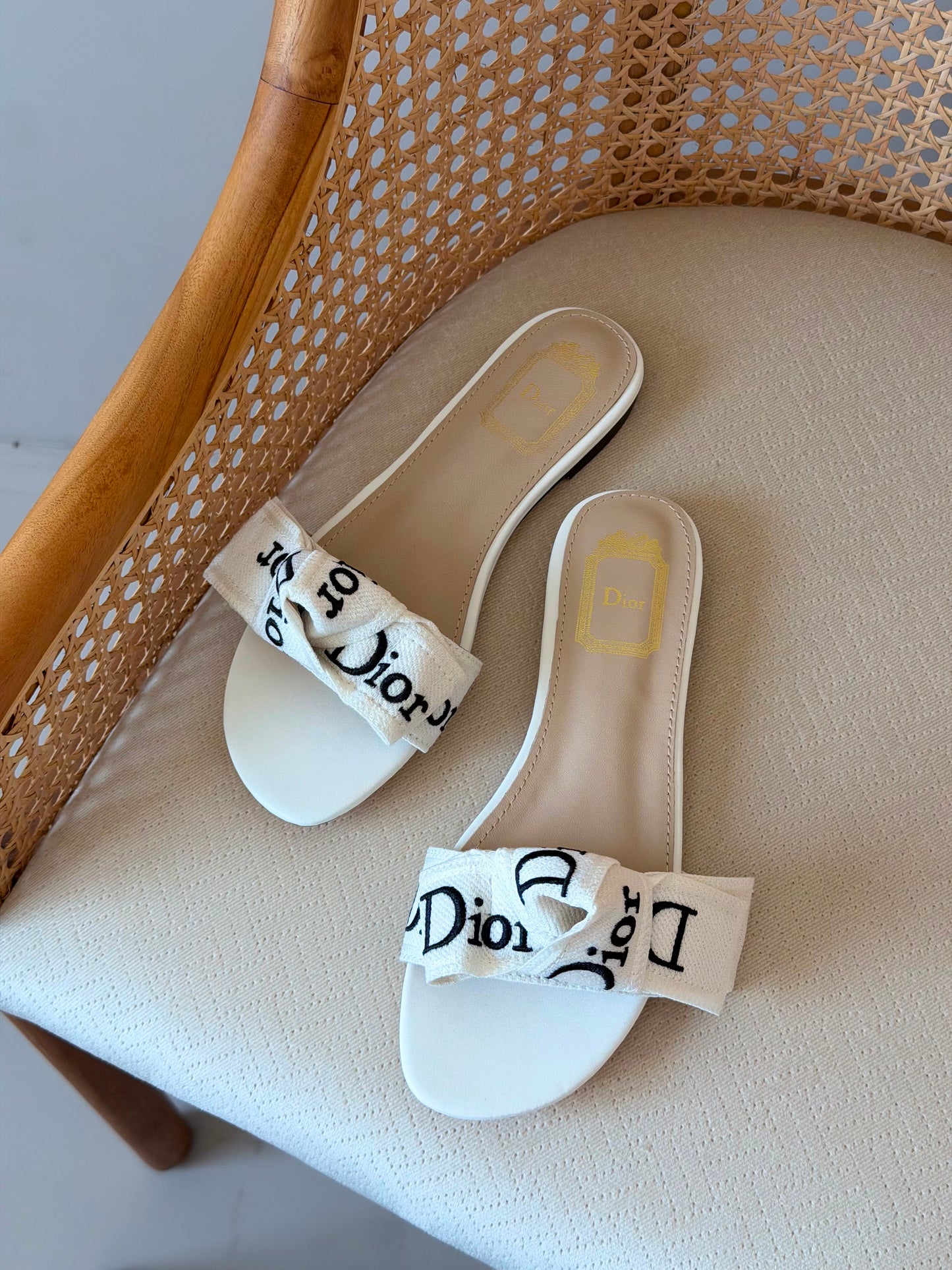DIOR