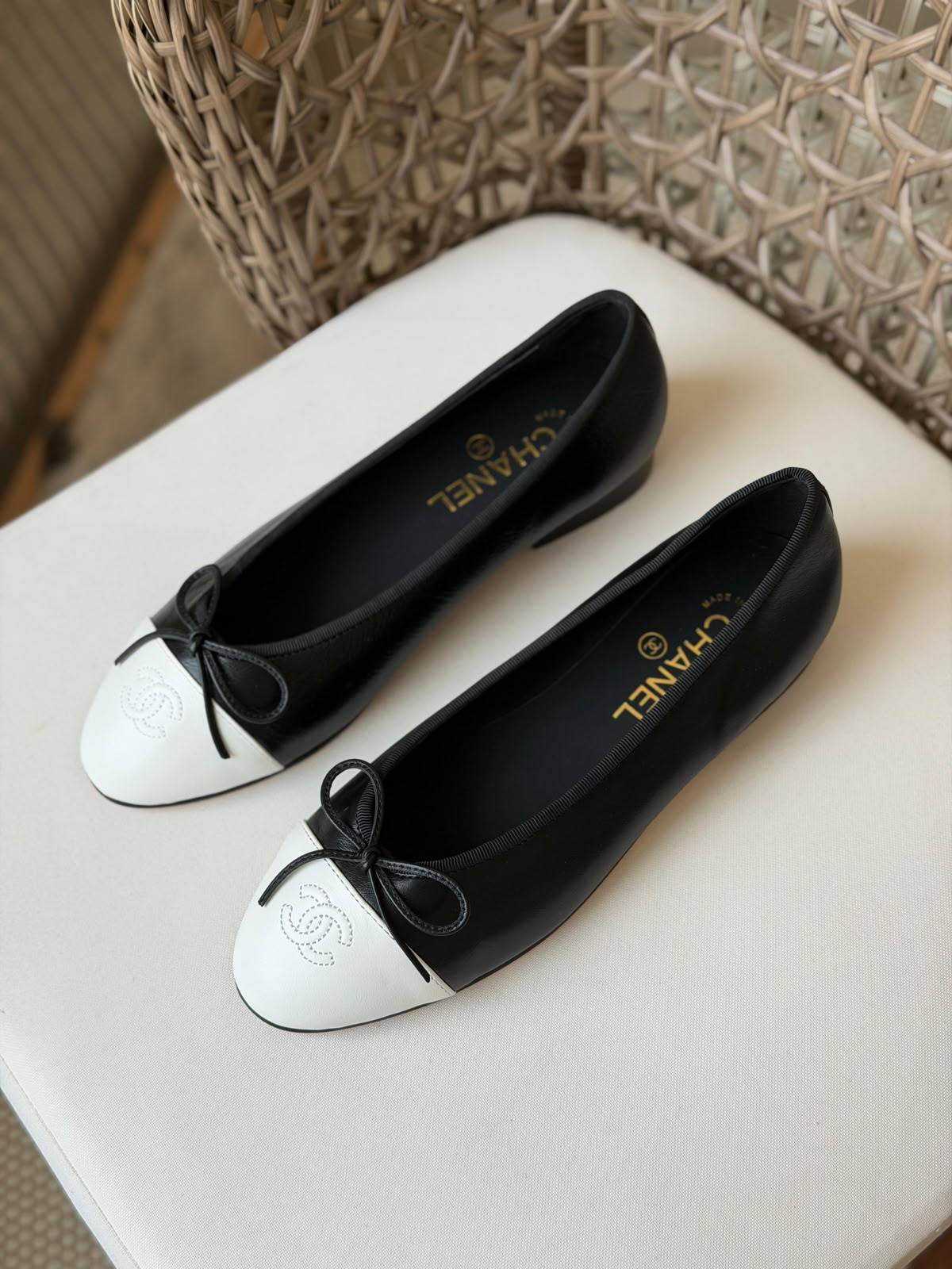 Chanel Classic Two-Tone Leather Ballet Flats – Premium Interlocking CC Ballerinas