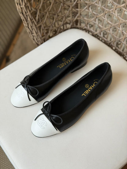 Chanel Classic Two-Tone Leather Ballet Flats – Premium Interlocking CC Ballerinas