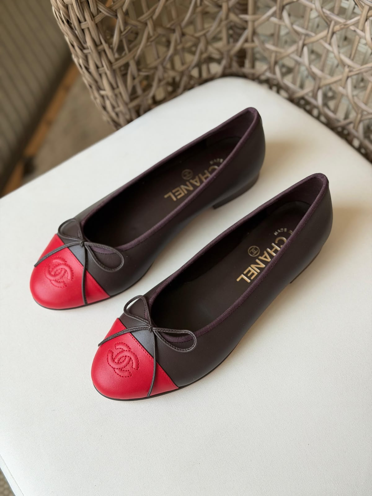 Chanel Classic Two-Tone Leather Ballet Flats – Premium Interlocking CC Ballerinas